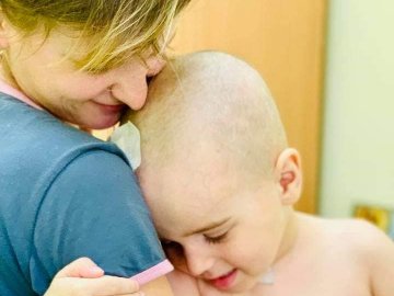 Тато-атовець і маленька сестричка чекають вдома: благають допомогти 3-річному онкохворому волинянину