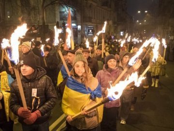 У Києві націоналісти влаштували смолоскипну ходу на честь Бандери. ФОТО