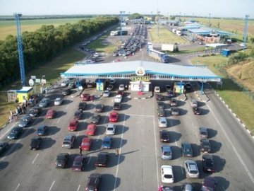 На кордоні з Польщею затримали дві машини, які шукали через Інтерпол