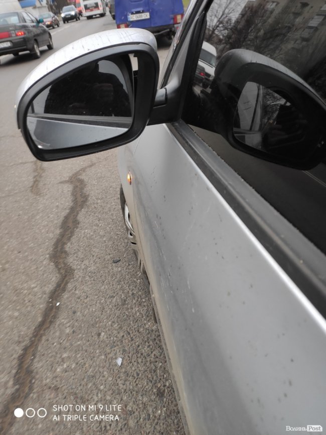 У Луцьку пішохід потрощив автівку і побив водія: шукають свідків. ФОТО