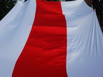 На Євромайдані розгорнули національний прапор Білорусі. ФОТО. ВІДЕО