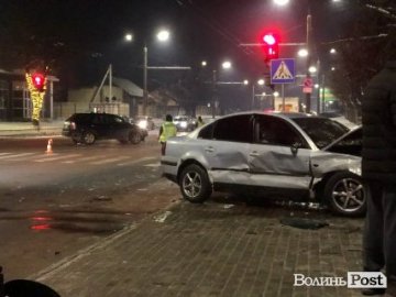 У Луцьку після зіткнення Volkswagen вилетів на тротуар і збив дівчину. ФОТО, ВІДЕО