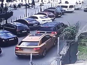 ДТП у Луцьку: водії втекли з місця пригоди, але їх «спіймала» камера спостереження. ВІДЕО