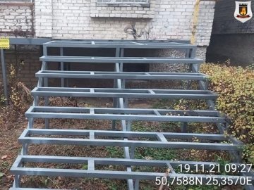 У Луцьку знесли металеві сходи, які  незаконно встановили до однієї з квартир. ФОТО 