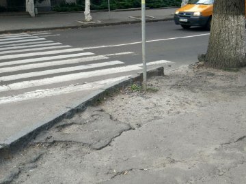У Луцьку просять відремонтувати тротуар у центрі міста
