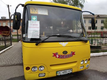 Автобус щодня долає відстань у 170 кілометрів: як у громаді біля Луцька організували доїзд медиків на роботу