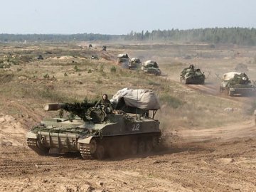 «Захід-2017»: Росія «стягує» до Білорусі танки