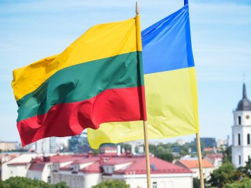 Литва значно знизила вартість довгострокових віз для українців