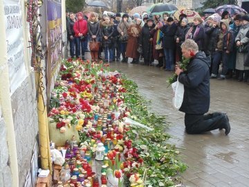 Квіти та лампадки: лучани вшановують Героїв Майдану. ФОТО