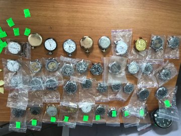 На «Ягодині» митники не дали іноземцю вивезти з України колекцію годинників