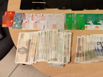 У Польщі українці обманом зняли з банкомату велику суму грошей