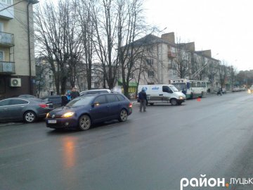 Через аварію на Грушевського заблокували рух електротранспорту