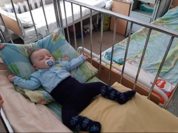 Малюк, якого знайшли непритомним разом із батьками на Волині, досі сам у лікарні