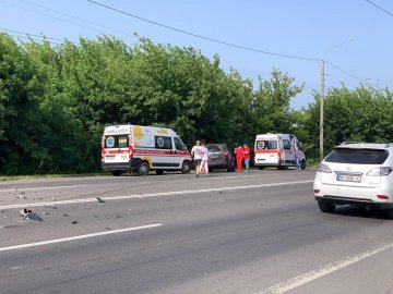 Одну з автівок відкинуло на узбіччя: при в'їзді до Луцька – аварія. ФОТО