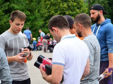 Волонтери у Луцьку влаштували квест-акцію проти реклами наркотиків. ФОТО