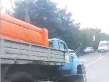 У Луцьку в аварії у вантажівки відірвало колесо. ФОТО