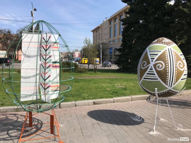 У центрі Луцька встановили гігантські яйця. ФОТО