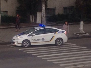 Нова луцька поліція паркується на «зебрах». ФОТОФАКТ 