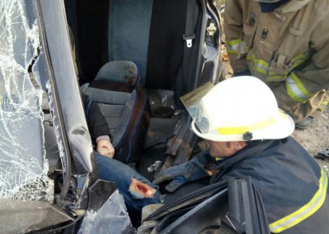 На Одещині зіткнулися п'ять автівок: тіло загиблого діставали рятувальники. ФОТО