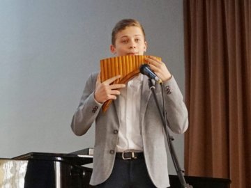 Хлопець з Волині, який грає на унікальному інструменті, став переможцем міжнародного конкурсу 