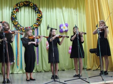 Танці та співи: у Шацьку вітали жінок з 8 березня