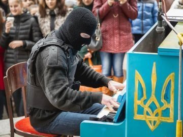 Піаніст-екстреміст зіграє на луцькому Майдані
