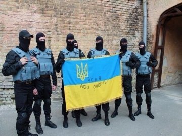 «Азов» розташувався у маєтку Януковича. ВІДЕО