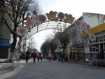Центральну вулицю Луцька прикрасила великодня арка. ФОТО