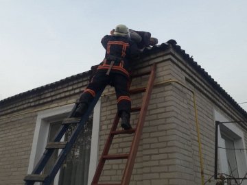 На Волині рятувальники зняли з даху будинку чоловіка: сам не міг злізти. ФОТО