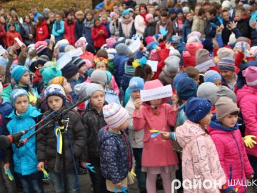 Патріотично та щиро: флешмоб до Дня захисника України в Шацьку. ВІДЕО
