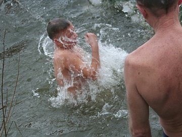У Луцьку на  Водохреще близько  сотні людей купалися в крижаній воді. ФОТО