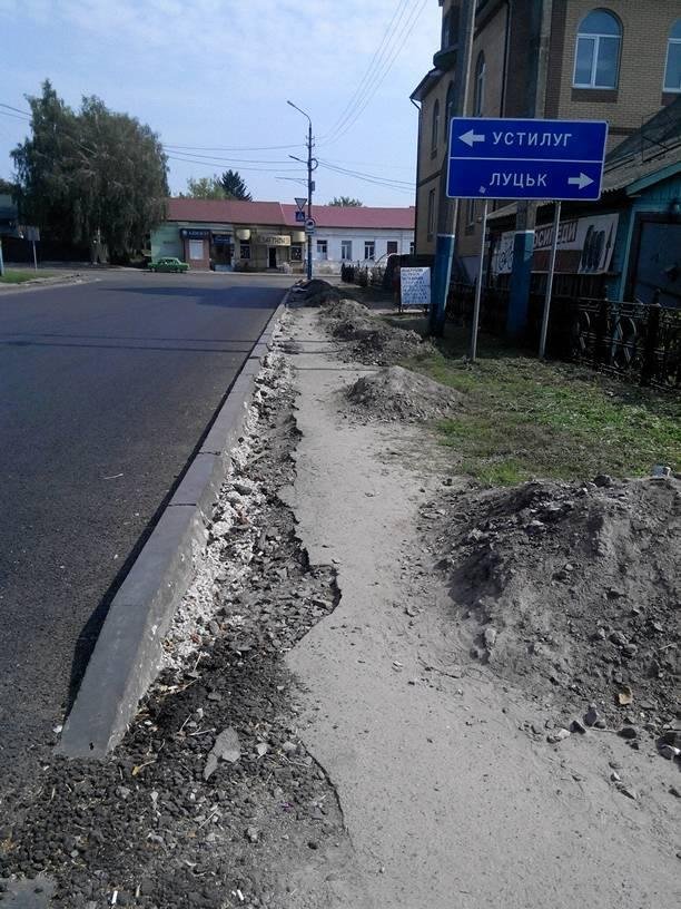 У Володимирі після ремонту дороги «забули» про тротуари. ФОТО