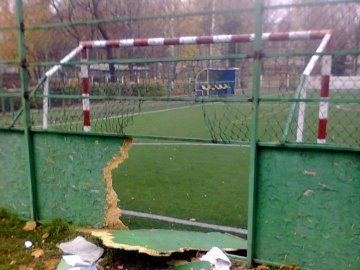 У Луцьку зловмисники розтрощили міні-футбольний майданчик