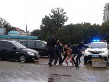 У Луцьку на Київському майдані затримали голого чоловіка 