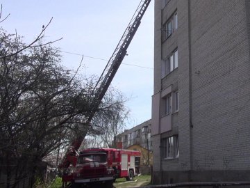 У Луцьку – пожежа в багатоверхівці: постраждала жінка. ФОТО