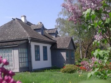 Тут гуляла Леся Українка: волинський музей потопає у квітах