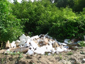 У Ковелі біля водосховища звалили будівельне сміття