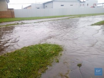 Потоп у Нововолинську: авто пливуть вулицею