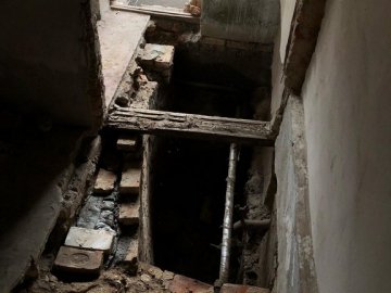 У Нововолинську в під'їзді будинку обвалилася підлога, коли заходила мама з візочком. ВІДЕО