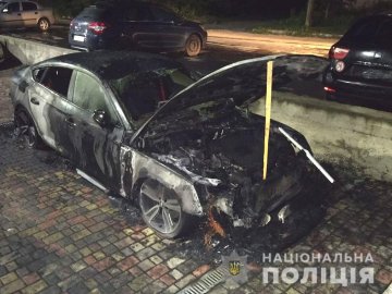 На Рівненщині двоє невідомих підпалили авто іноземцю