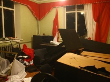 У Маневичах розгромили офіси комуністів і регіоналів. ФОТО