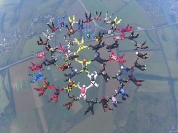 Українські парашутисти встановили новий рекорд. ВІДЕО