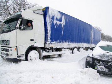 На об'їзній дорозі Тернополя в снігу застряли 100 автівок. ВІДЕО