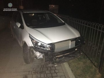 Патрульні вночі «зловили» п'яну водійку, яка пошкодила 5 автівок