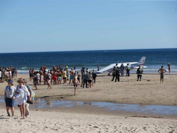 У Португалії літак на пляжі збив людей