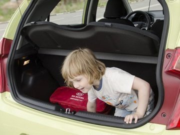 На Київщині чоловік віз дитину в багажнику