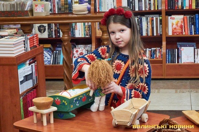 Лучанам презентували дитячі іграшки часів Лесі Українки. ФОТО