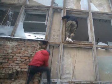 Підлітки влаштували екскурсію закинутим заводом у Нововолинську