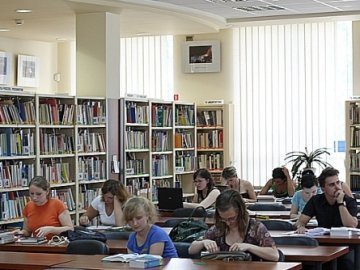 Державні виші Польщі знизили вартість навчання для українців