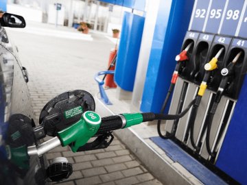 Експерт розповів, чи вплине курс долара на ціну бензину в Україні